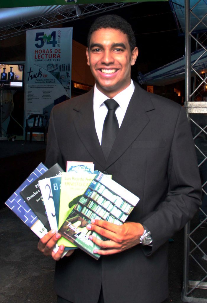 Henry Manuel Herrera muestra los libros que compró en la Feria Regional Espaillat 2012
